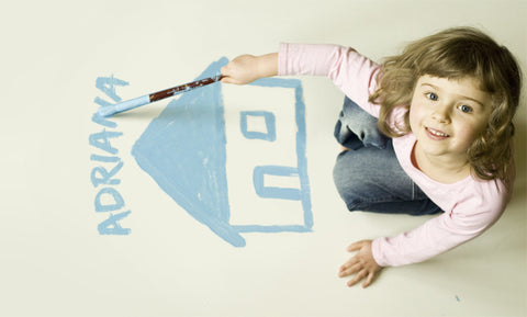 A Kid Drawing Her House / 100307